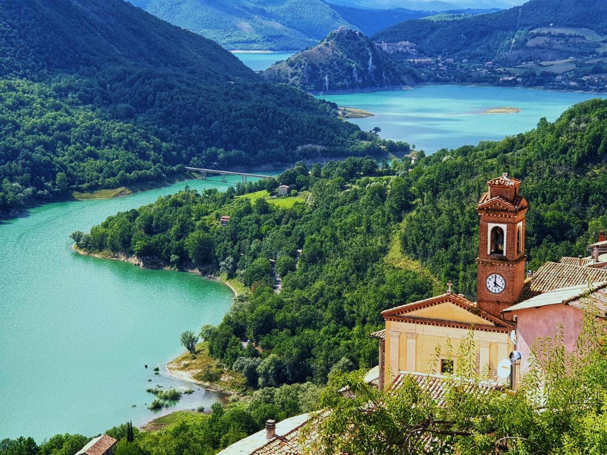 La Casa Sul Fiordo Lago Del Turano Paganico Sabino Bagian luar foto
