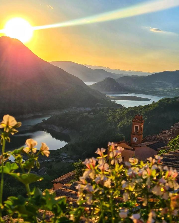 La Casa Sul Fiordo Lago Del Turano Paganico Sabino Bagian luar foto